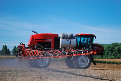 Illustration Trecker mit Spritzanlage