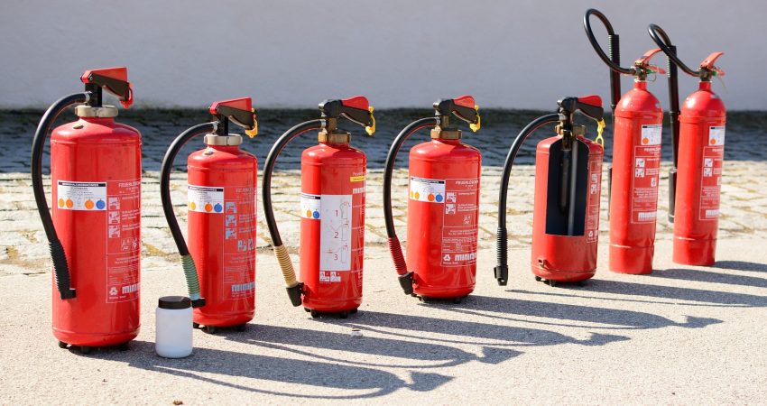 Illustration Feuerlöscher am Strand