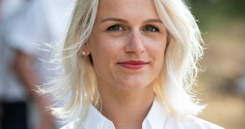 Werbeplakat mit Foto von Fiederike Janitza zur Bürgermeisterwahl 2020